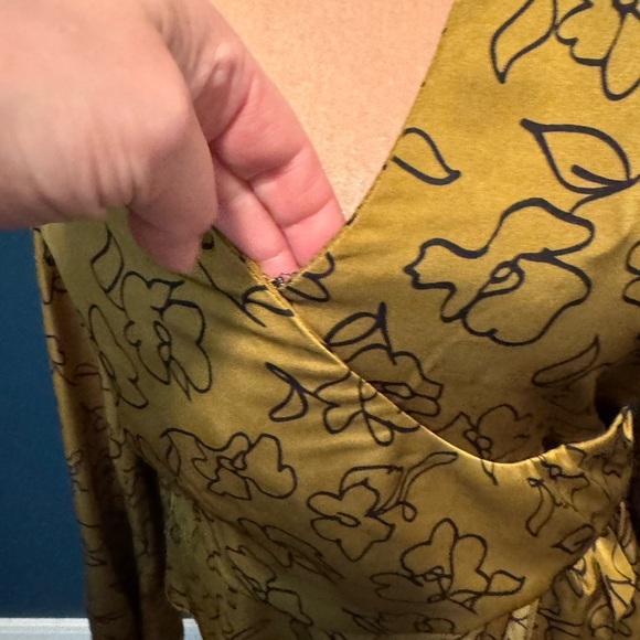 ASTR the label Asymmetrical Collared Floral Wrap Top Olive Floral Sketch Large - Picture 4 of 9